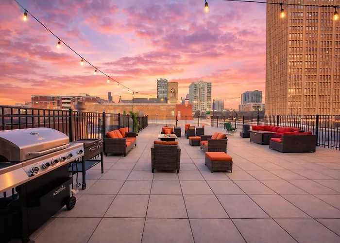Mccormick Place Stylish Corner With Optional Parking And Gym Access Sleep 6 In South Loop *