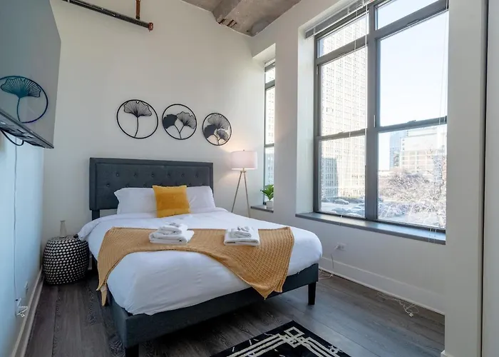 Mccormick Place Stylish Corner With Optional Parking And Gym Access Sleep 6 In South Loop
